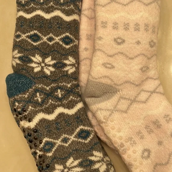2 pairs cuddle duds super soft slipper socks - Picture 6 of 6